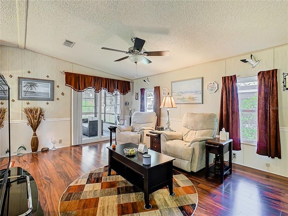 For Sale: $175,000 (2 beds, 2 baths, 920 Square Feet)