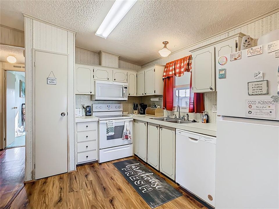 For Sale: $175,000 (2 beds, 2 baths, 920 Square Feet)