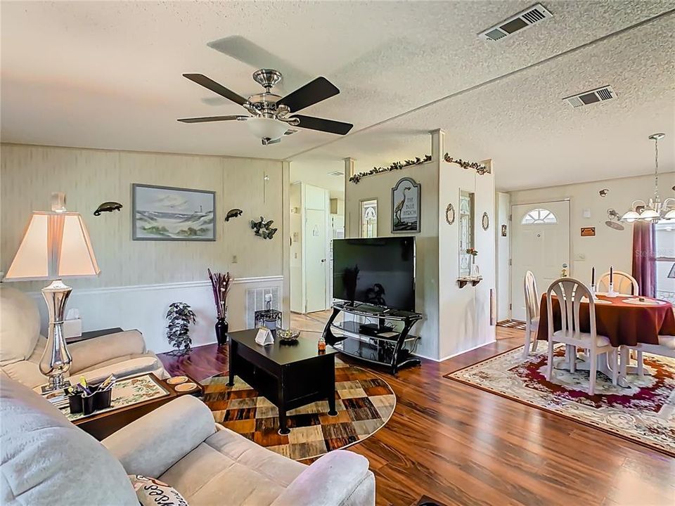 For Sale: $175,000 (2 beds, 2 baths, 920 Square Feet)