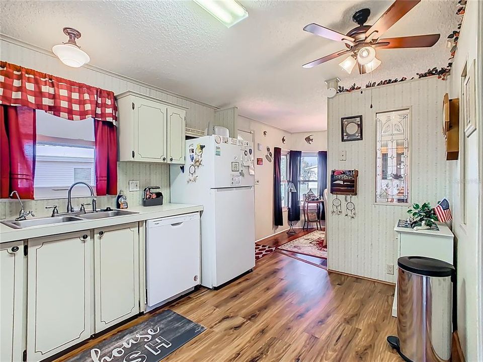 For Sale: $175,000 (2 beds, 2 baths, 920 Square Feet)