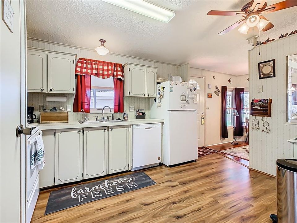 For Sale: $175,000 (2 beds, 2 baths, 920 Square Feet)