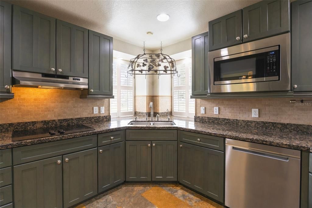 For Sale: $1,100,000 (4 beds, 2 baths, 3144 Square Feet)