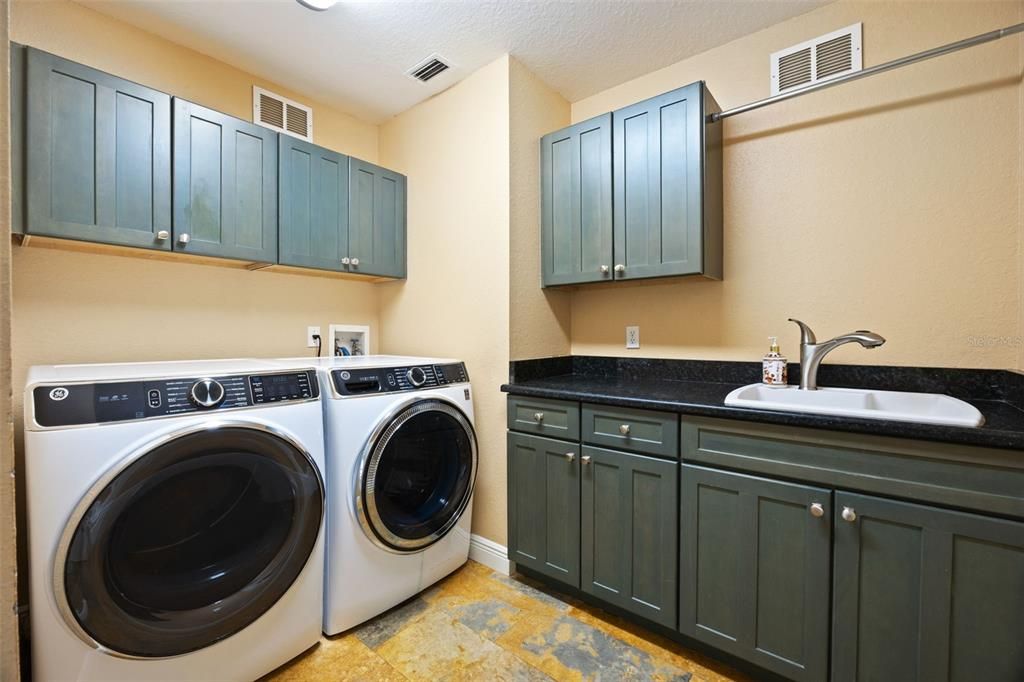 For Sale: $1,100,000 (4 beds, 2 baths, 3144 Square Feet)