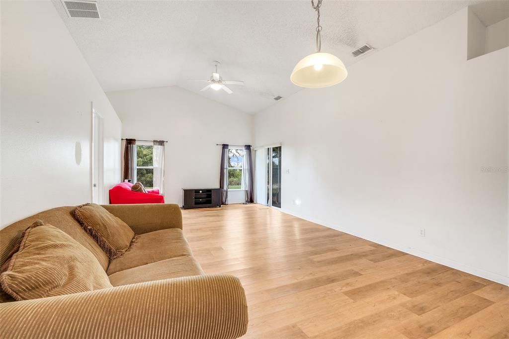 待售: $265,000 (3 贝兹, 2 浴室, 1614 平方英尺)