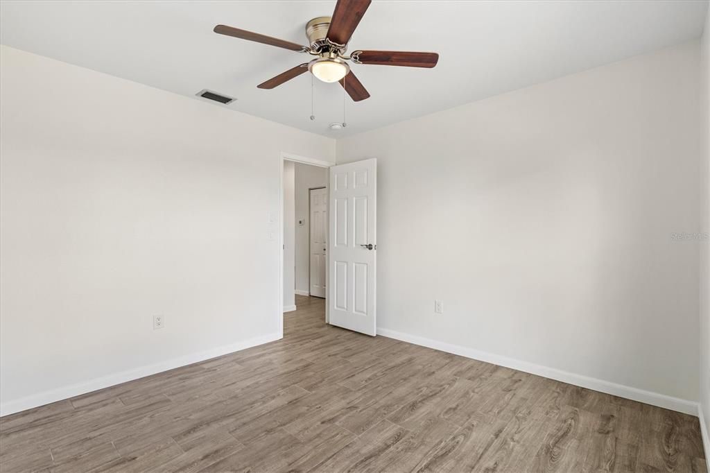 合同活跃: $1,135,000 (4 贝兹, 2 浴室, 2414 平方英尺)