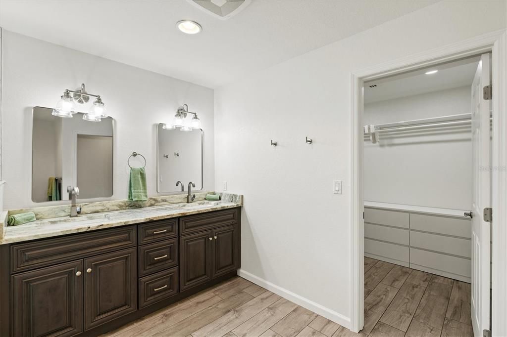 合同活跃: $1,135,000 (4 贝兹, 2 浴室, 2414 平方英尺)