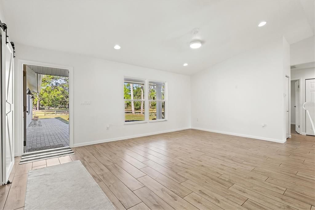 合同活跃: $1,135,000 (4 贝兹, 2 浴室, 2414 平方英尺)