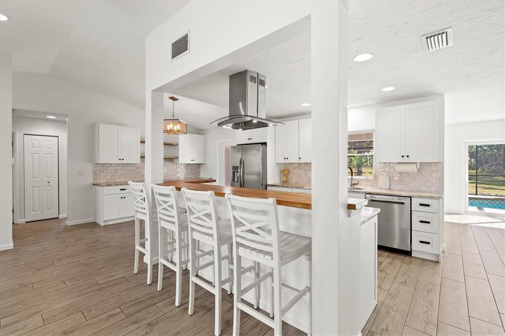 合同活跃: $1,135,000 (4 贝兹, 2 浴室, 2414 平方英尺)