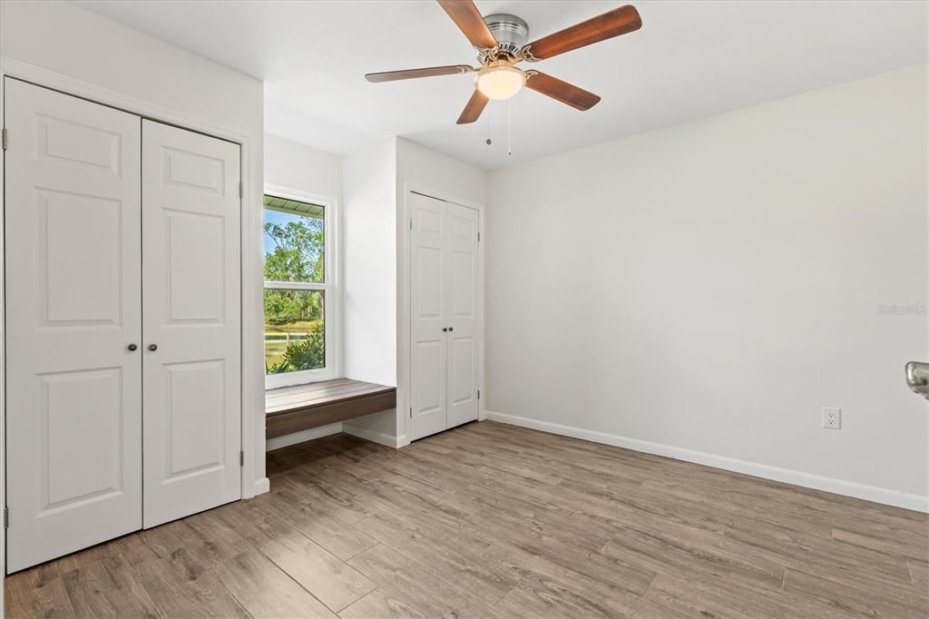 合同活跃: $1,135,000 (4 贝兹, 2 浴室, 2414 平方英尺)