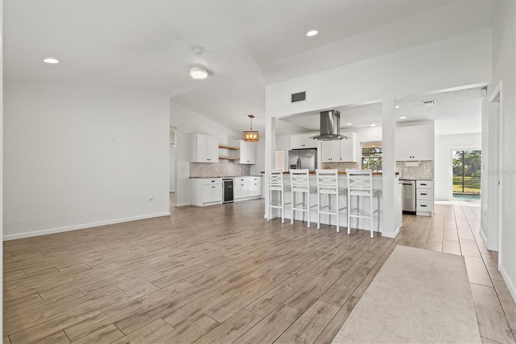 合同活跃: $1,135,000 (4 贝兹, 2 浴室, 2414 平方英尺)