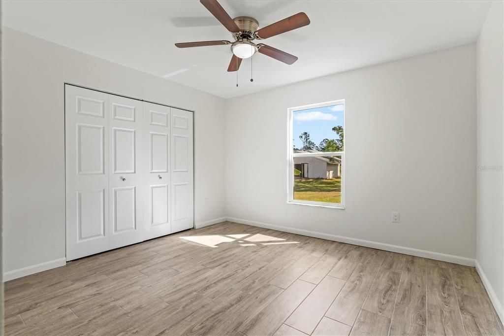 合同活跃: $1,135,000 (4 贝兹, 2 浴室, 2414 平方英尺)