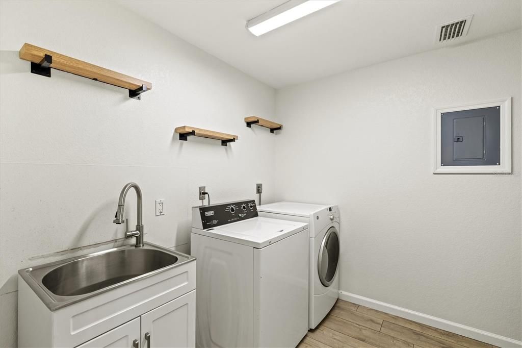 合同活跃: $1,135,000 (4 贝兹, 2 浴室, 2414 平方英尺)