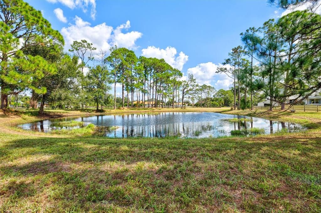 合同活跃: $1,135,000 (4 贝兹, 2 浴室, 2414 平方英尺)