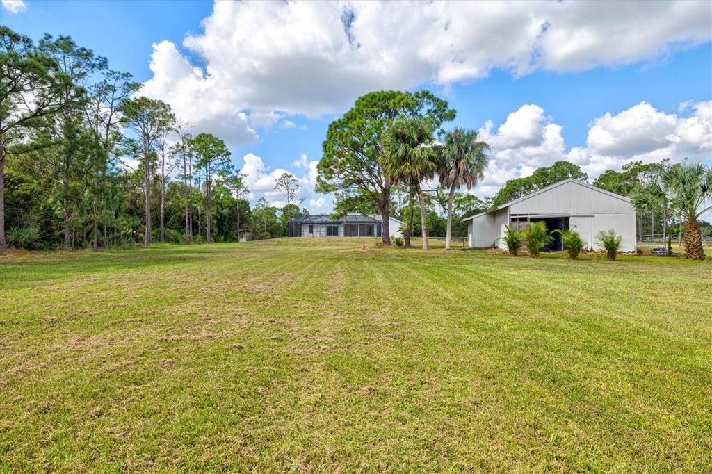 合同活跃: $1,135,000 (4 贝兹, 2 浴室, 2414 平方英尺)