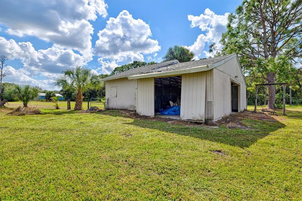 合同活跃: $1,135,000 (4 贝兹, 2 浴室, 2414 平方英尺)