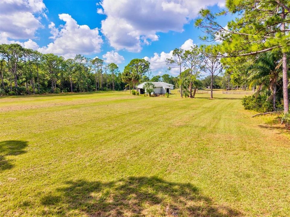 合同活跃: $1,135,000 (4 贝兹, 2 浴室, 2414 平方英尺)