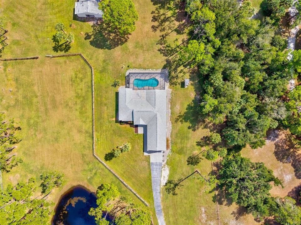 合同活跃: $1,135,000 (4 贝兹, 2 浴室, 2414 平方英尺)