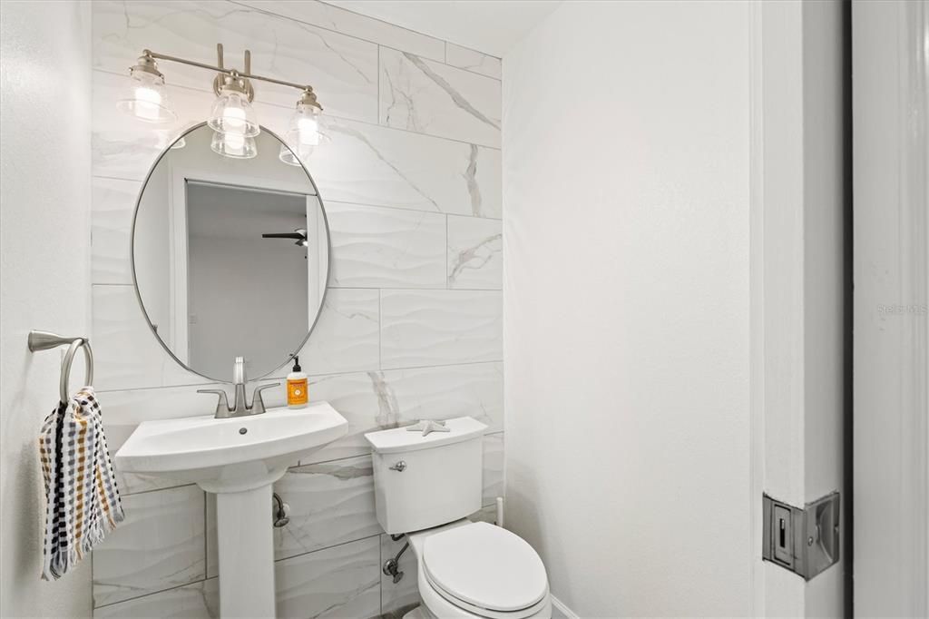 合同活跃: $1,135,000 (4 贝兹, 2 浴室, 2414 平方英尺)