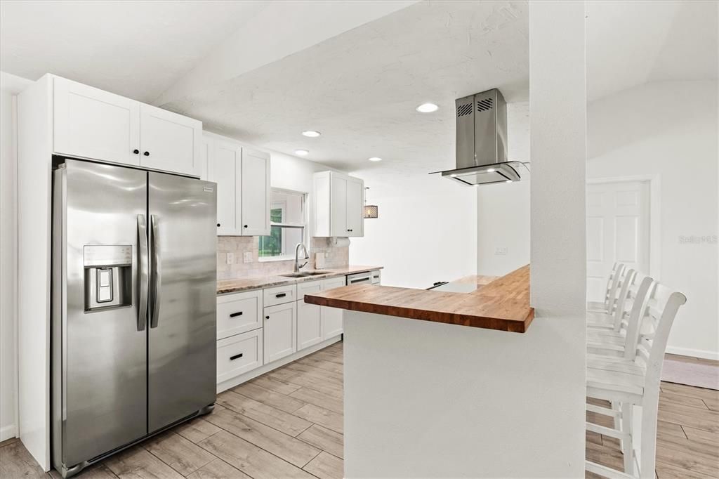 合同活跃: $1,135,000 (4 贝兹, 2 浴室, 2414 平方英尺)