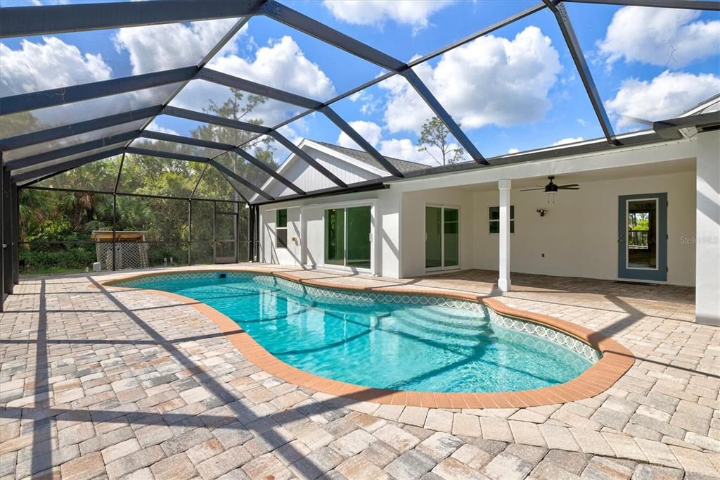 合同活跃: $1,135,000 (4 贝兹, 2 浴室, 2414 平方英尺)