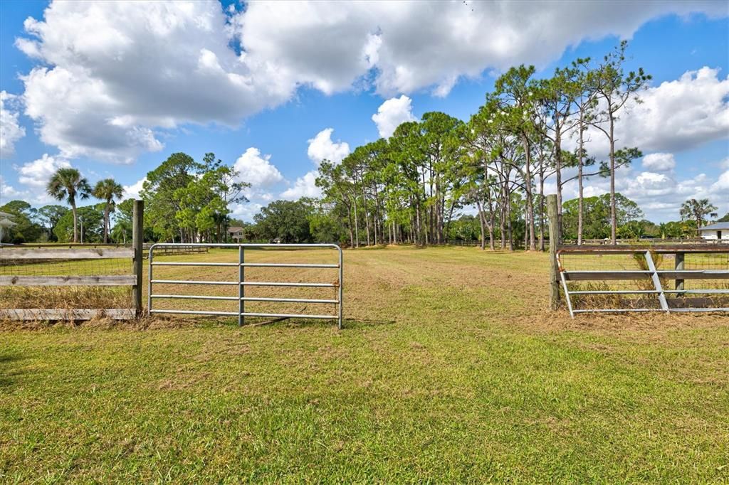 合同活跃: $1,135,000 (4 贝兹, 2 浴室, 2414 平方英尺)