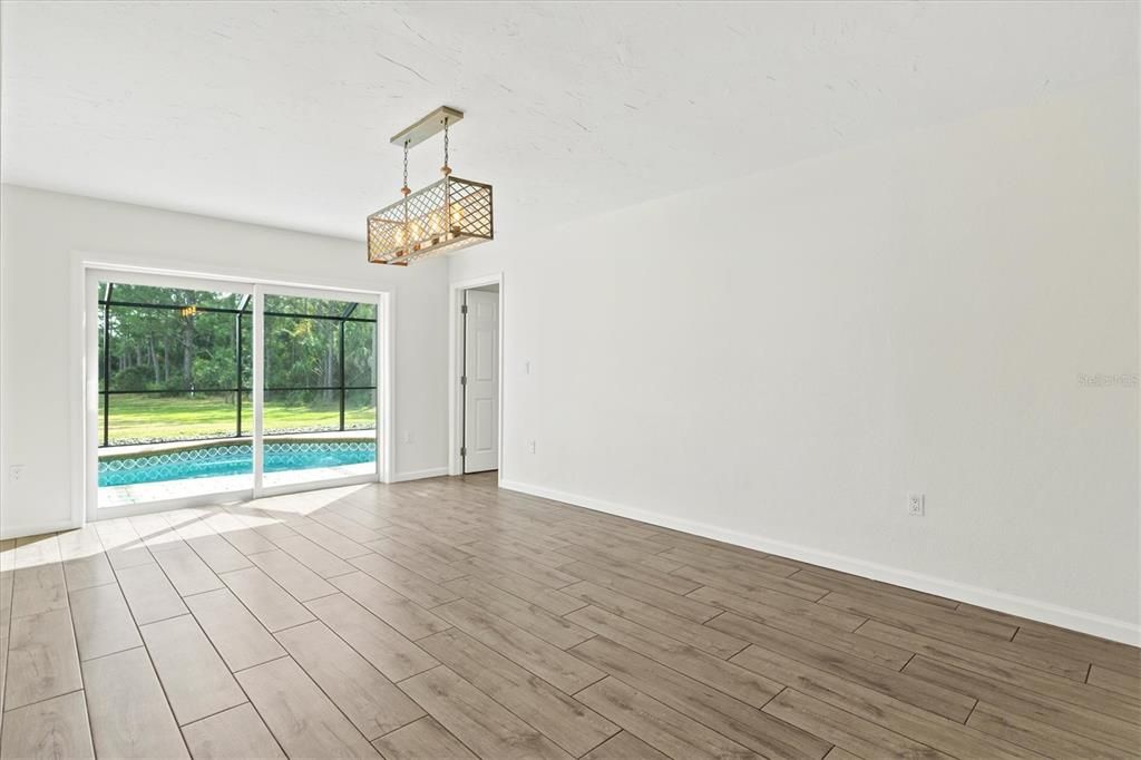 合同活跃: $1,135,000 (4 贝兹, 2 浴室, 2414 平方英尺)