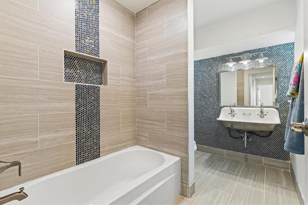 合同活跃: $1,135,000 (4 贝兹, 2 浴室, 2414 平方英尺)