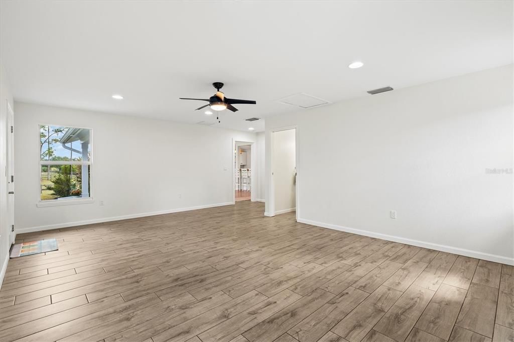 合同活跃: $1,135,000 (4 贝兹, 2 浴室, 2414 平方英尺)