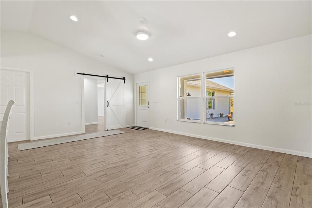 合同活跃: $1,135,000 (4 贝兹, 2 浴室, 2414 平方英尺)