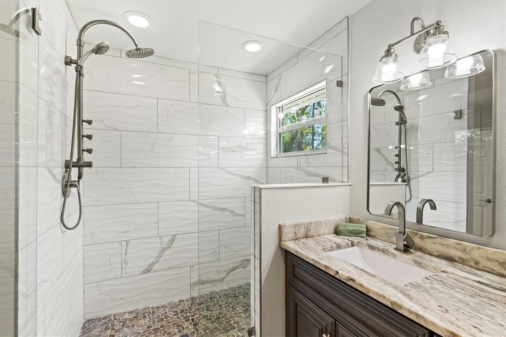 合同活跃: $1,135,000 (4 贝兹, 2 浴室, 2414 平方英尺)