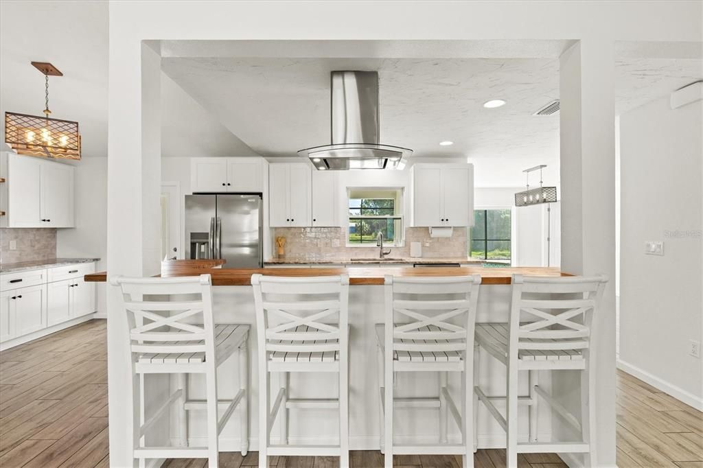 合同活跃: $1,135,000 (4 贝兹, 2 浴室, 2414 平方英尺)