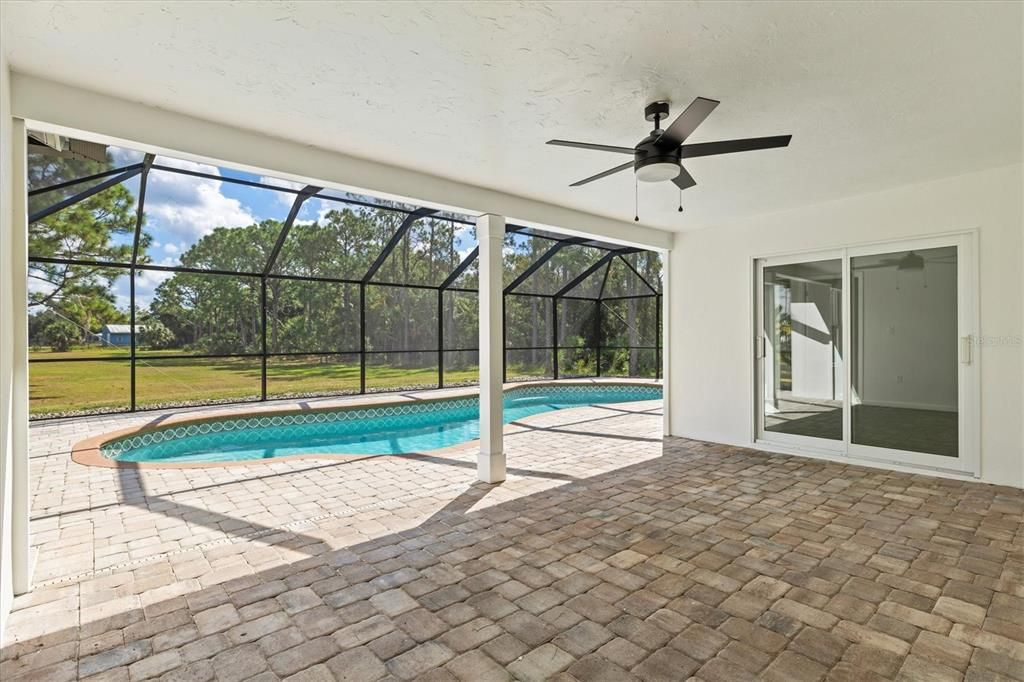 合同活跃: $1,135,000 (4 贝兹, 2 浴室, 2414 平方英尺)