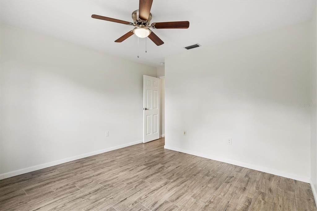 合同活跃: $1,135,000 (4 贝兹, 2 浴室, 2414 平方英尺)