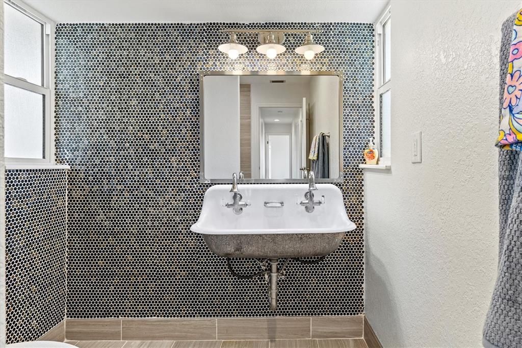 合同活跃: $1,135,000 (4 贝兹, 2 浴室, 2414 平方英尺)