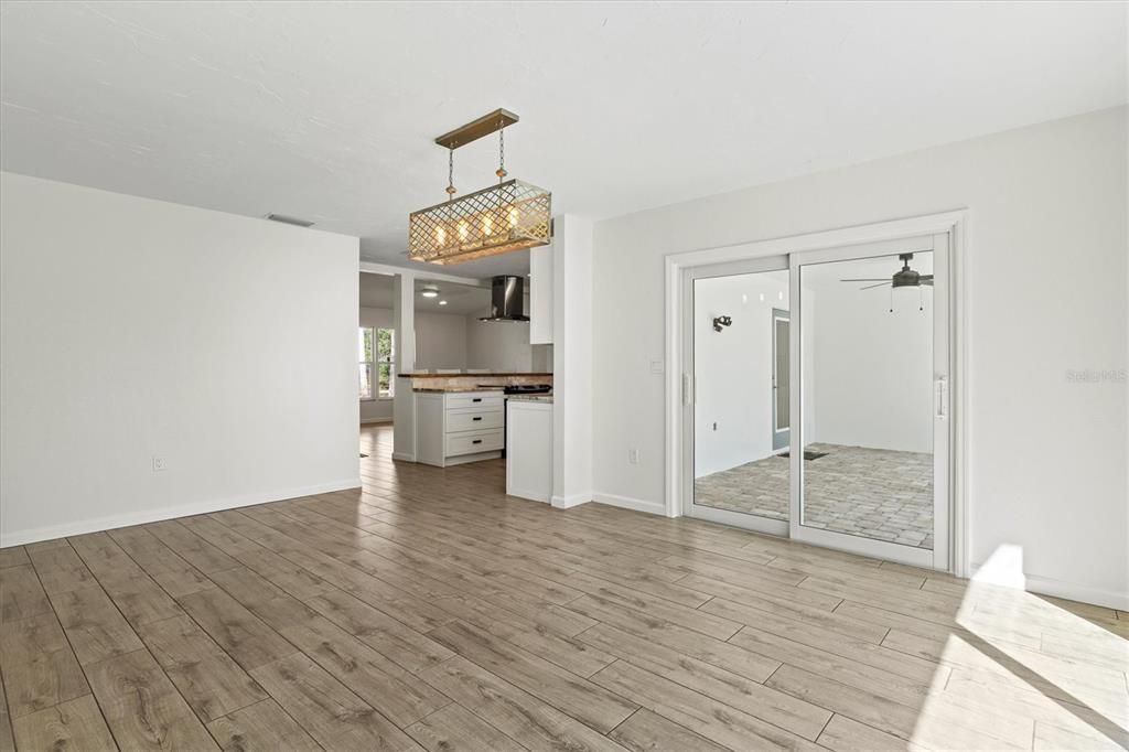 合同活跃: $1,135,000 (4 贝兹, 2 浴室, 2414 平方英尺)