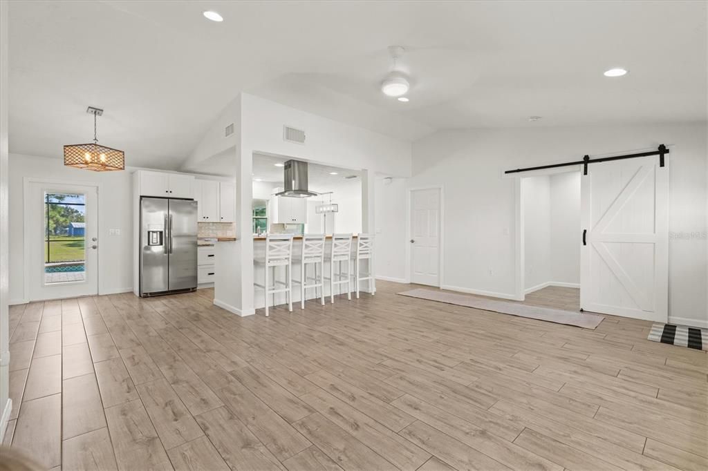 合同活跃: $1,135,000 (4 贝兹, 2 浴室, 2414 平方英尺)