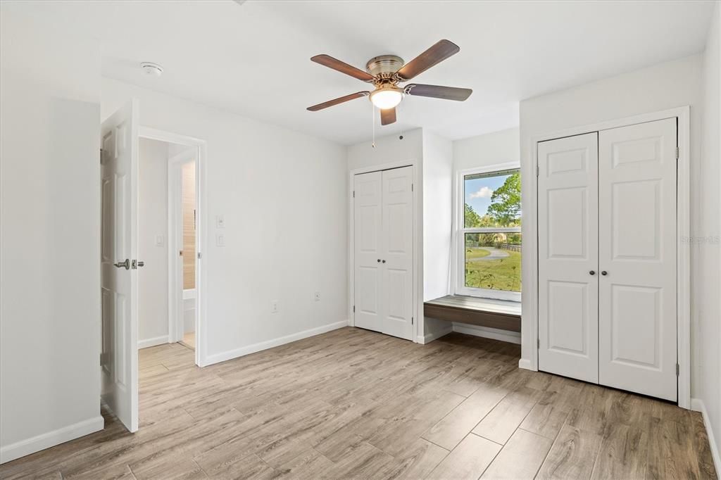 合同活跃: $1,135,000 (4 贝兹, 2 浴室, 2414 平方英尺)