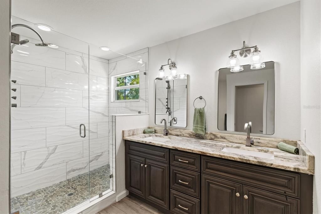 合同活跃: $1,135,000 (4 贝兹, 2 浴室, 2414 平方英尺)