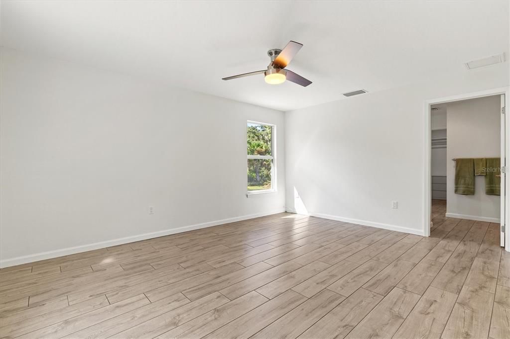 合同活跃: $1,135,000 (4 贝兹, 2 浴室, 2414 平方英尺)