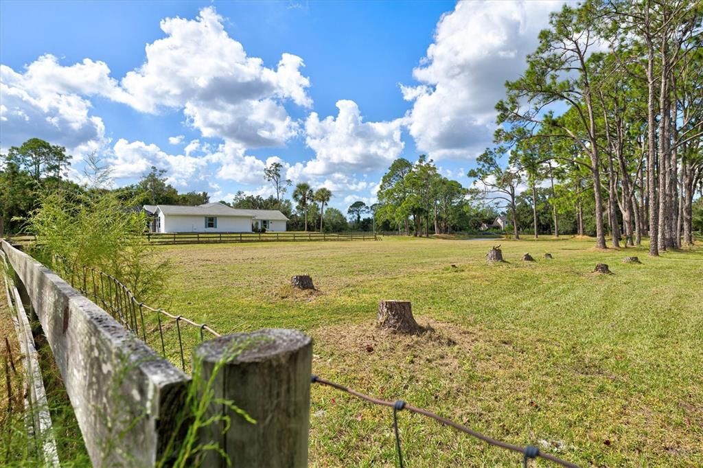 合同活跃: $1,135,000 (4 贝兹, 2 浴室, 2414 平方英尺)