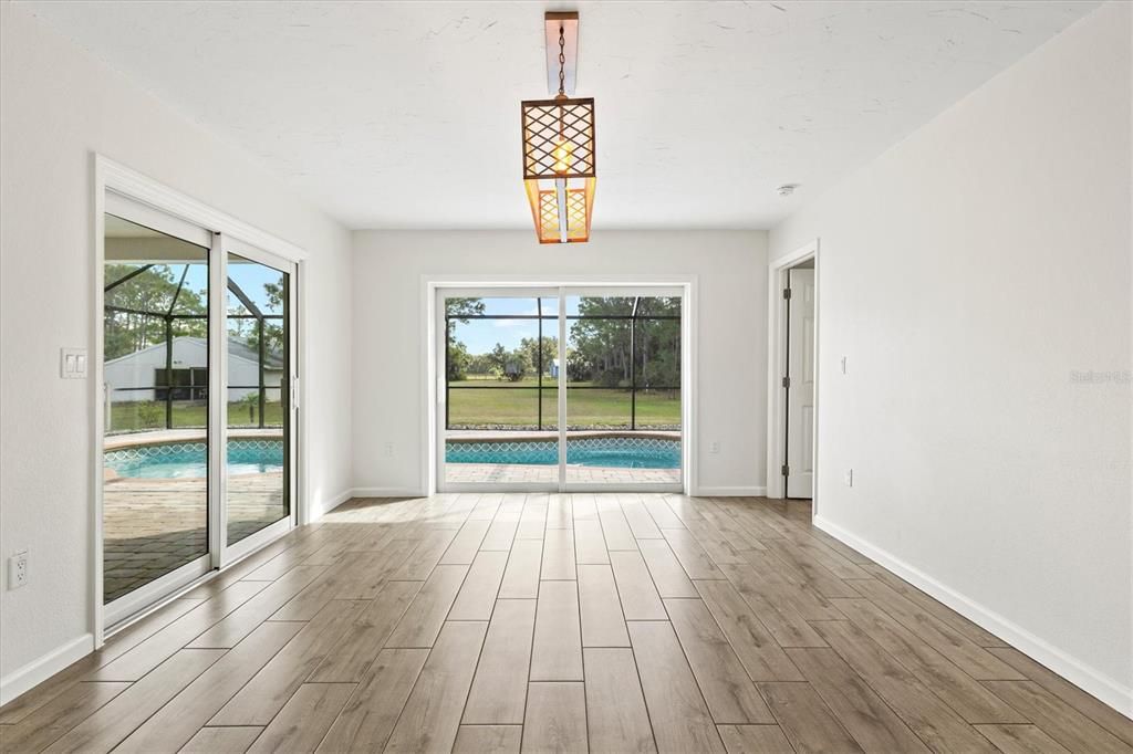 合同活跃: $1,135,000 (4 贝兹, 2 浴室, 2414 平方英尺)