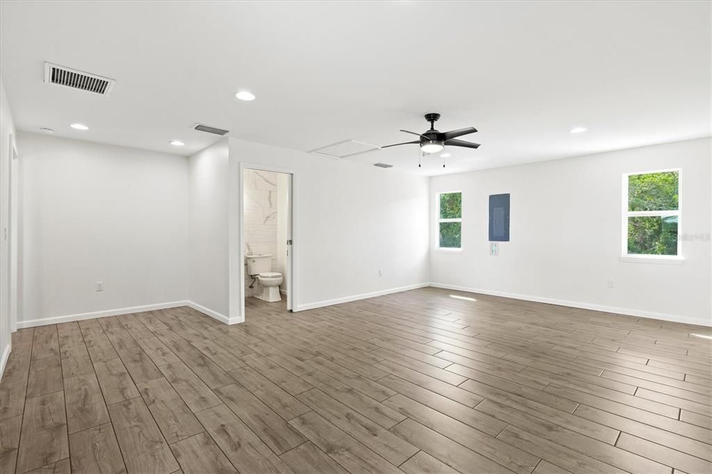 合同活跃: $1,135,000 (4 贝兹, 2 浴室, 2414 平方英尺)