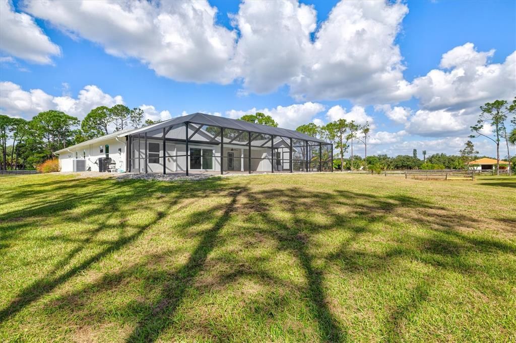 合同活跃: $1,135,000 (4 贝兹, 2 浴室, 2414 平方英尺)