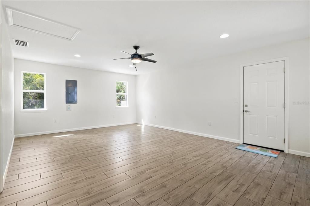 合同活跃: $1,135,000 (4 贝兹, 2 浴室, 2414 平方英尺)