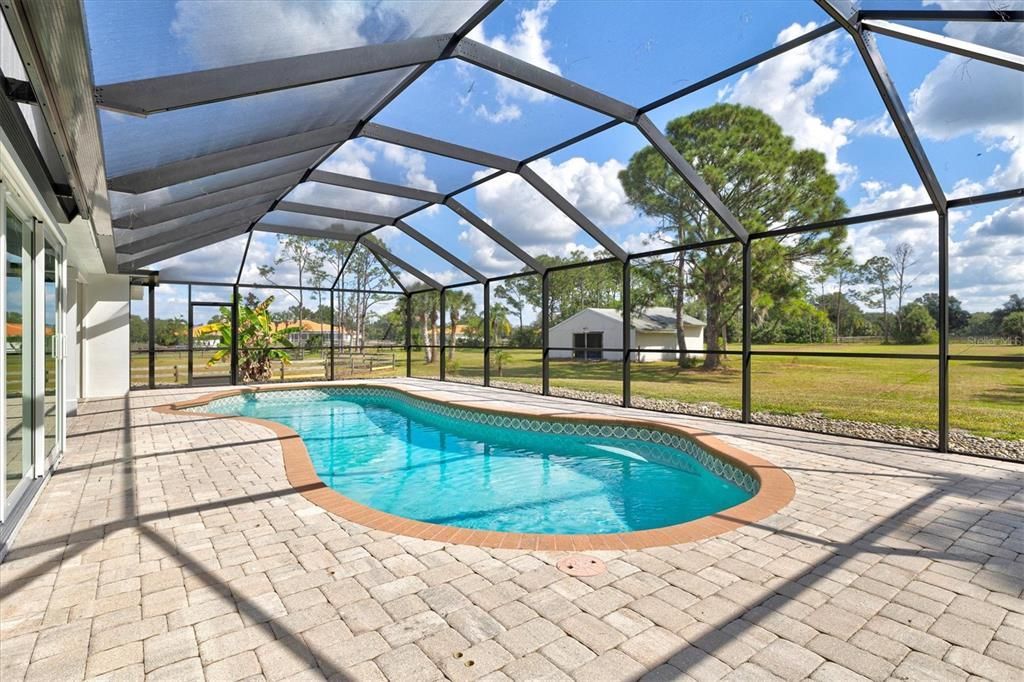 合同活跃: $1,135,000 (4 贝兹, 2 浴室, 2414 平方英尺)