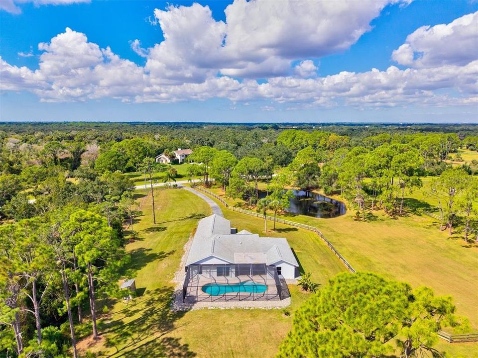 合同活跃: $1,135,000 (4 贝兹, 2 浴室, 2414 平方英尺)