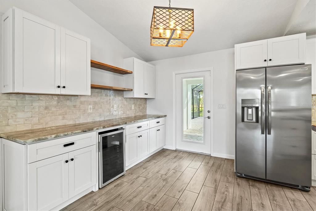 合同活跃: $1,135,000 (4 贝兹, 2 浴室, 2414 平方英尺)