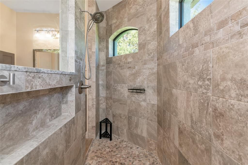 Activo con contrato: $665,000 (4 camas, 3 baños, 2799 Pies cuadrados)