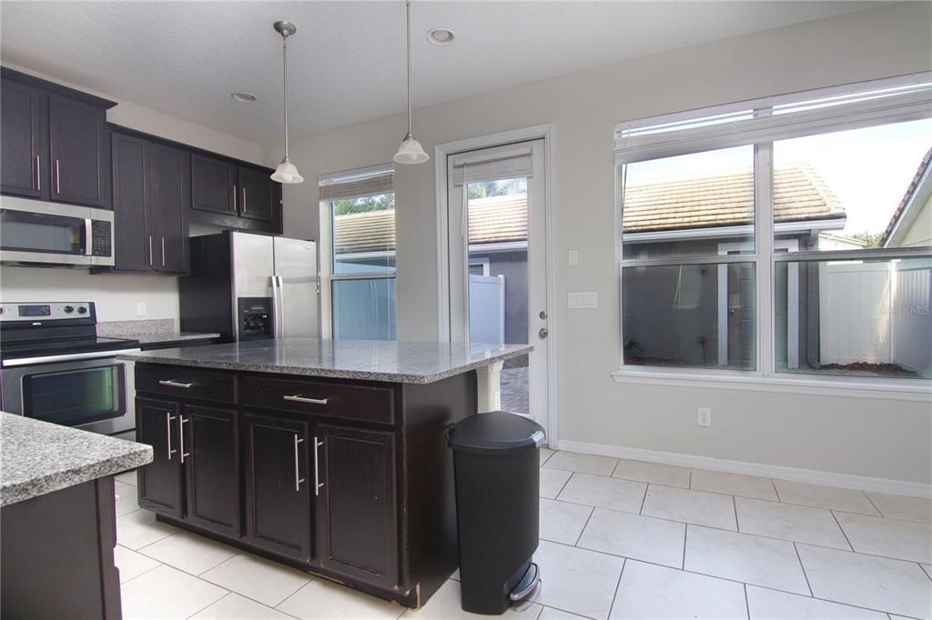 Activo con contrato: $2,450 (3 camas, 2 baños, 1883 Pies cuadrados)