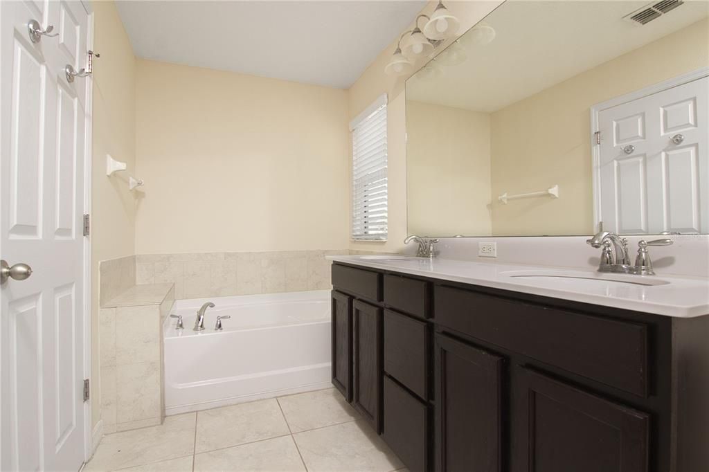 Activo con contrato: $2,450 (3 camas, 2 baños, 1883 Pies cuadrados)